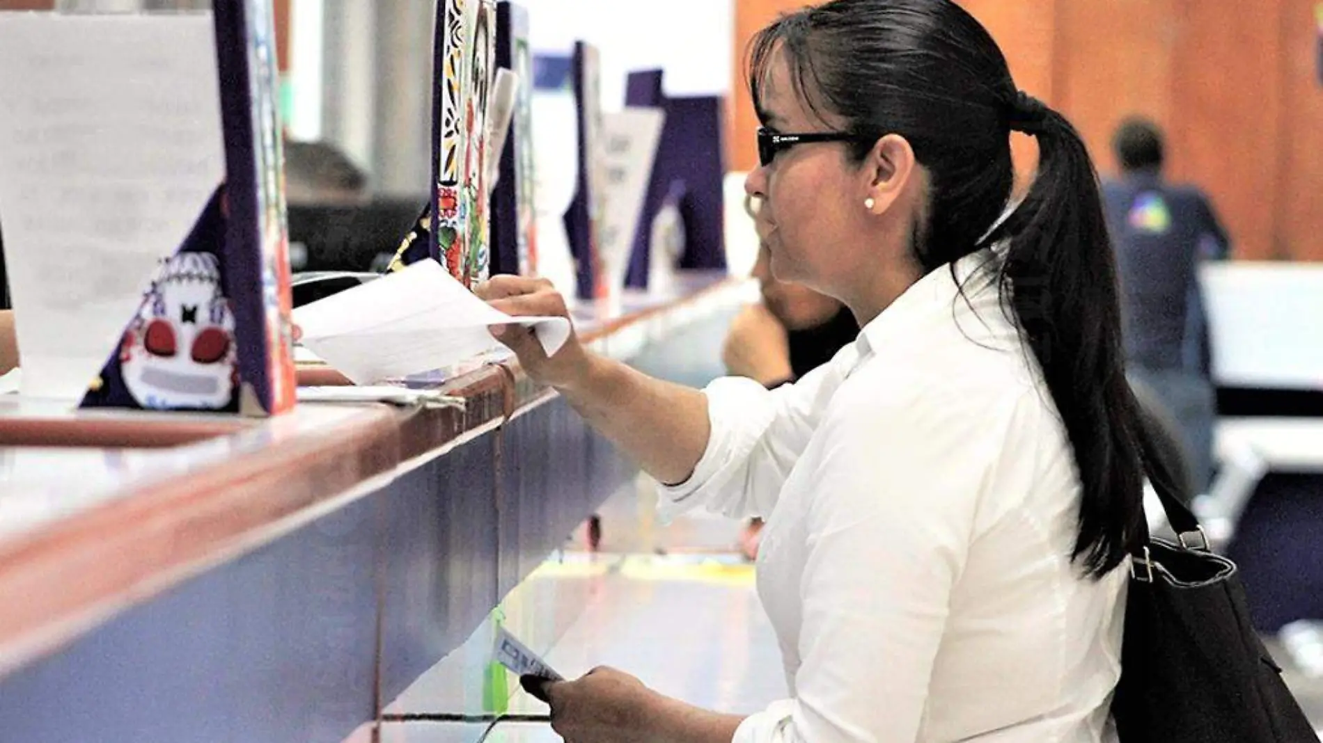 mujer haciendo tamites